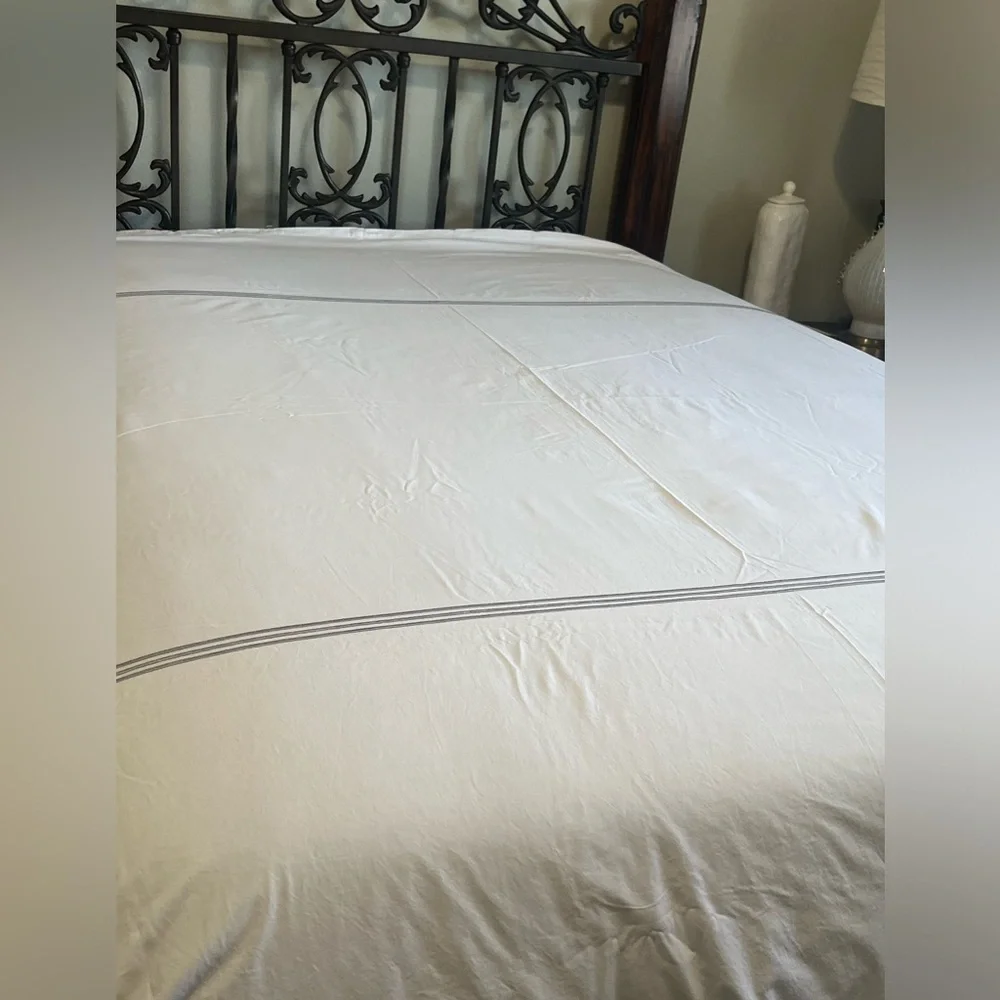 POTTERY BARN KING SIZE GRAND ORGANIC PERCALE DUVET COVER AND SHAMS, WHITE/SILVER